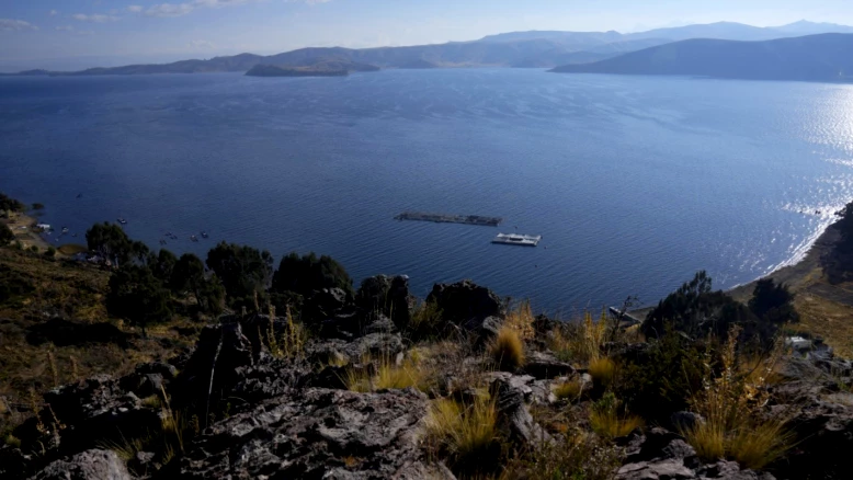 PlanetSolar: tour du lac Titicaca par le bateau solaire suisse
