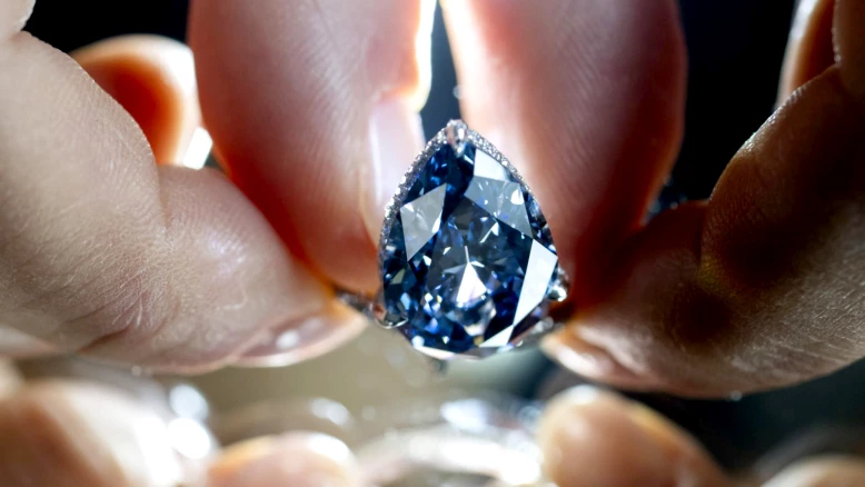 Le diamant 'Mellon blue' (9,51 ct) vendu plus de 25 M$ à Genève