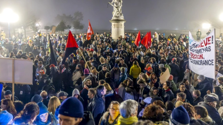 Environ 20'000 fonctionnaires vaudois manifestent contre le budget 2026