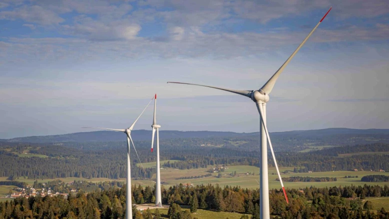 Éolien : démontage par hélicoptère du premier mât de mesure à Billens