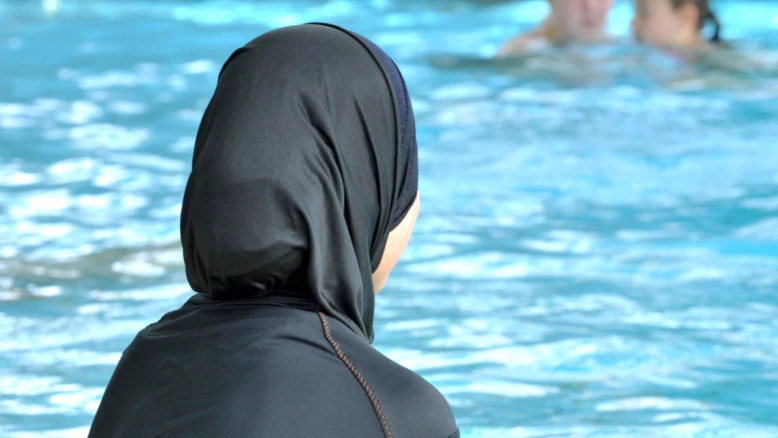 Genève suspend un projet d'interdiction du burkini dans les piscines