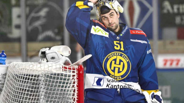 HC Davos: Luca Hollenstein blessé au genou, remplacé par Roope Taponen