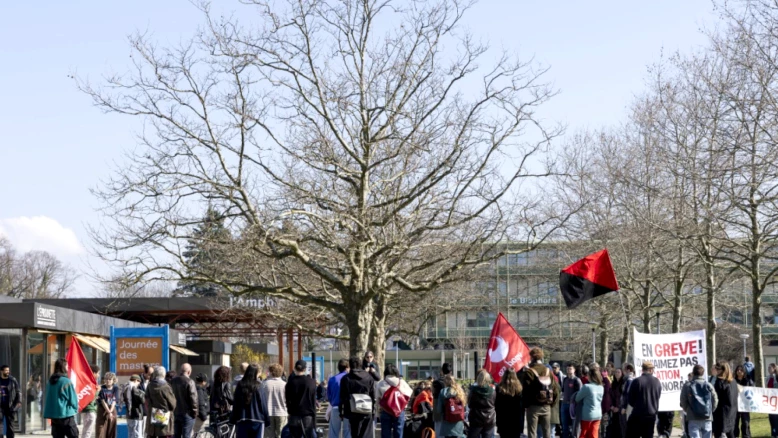 Manifestation d'une septantaine à l'UNIL contre la hausse des taxes