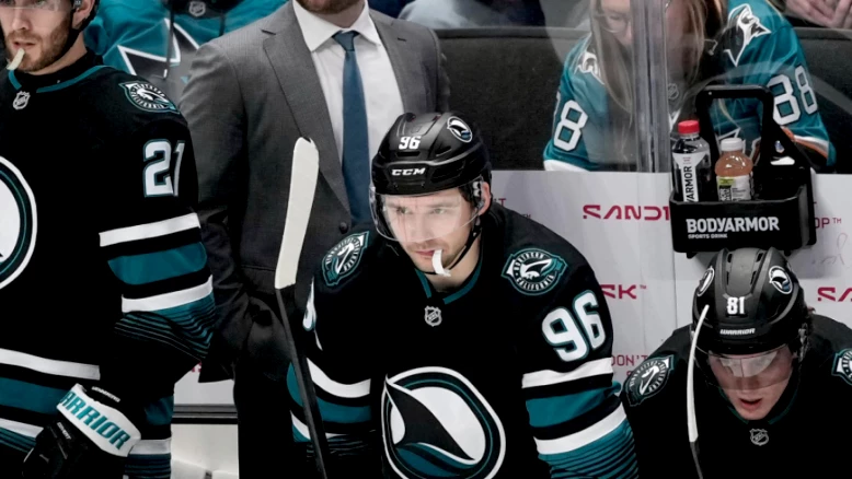 Philipp Kurashev offre l'assist décisif aux Sharks en NHL