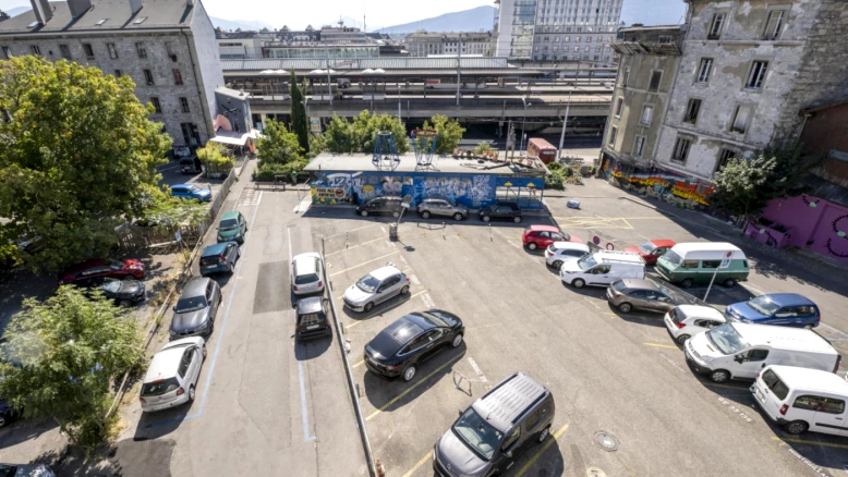 Genève: début de rénovation des immeubles des Grottes, œuvre démontée