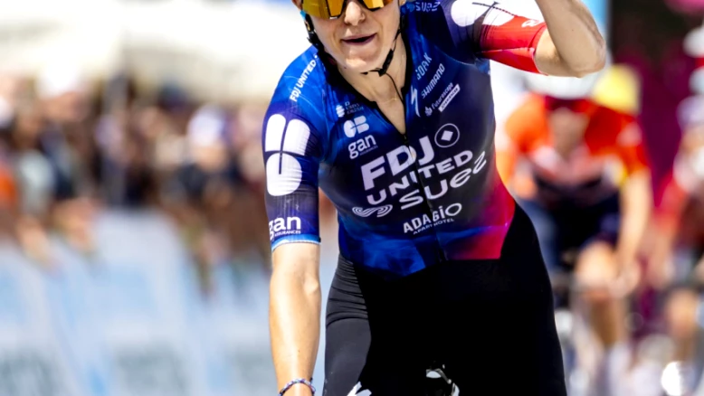 Elise Chabbey remporte les Strade Bianche à Sienne