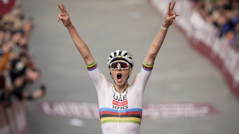 Tadej Pogačar remporte les Strade Bianche, 3e victoire consécutive