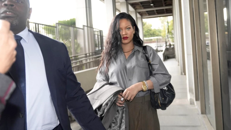 Maison de Rihanna à Beverly Hills visée par des tirs, arme saisie