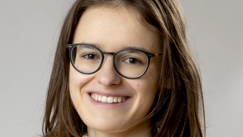 Jeune poétesse Maëlle Rérat publie son premier recueil