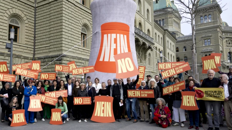 22'000 signatures à Berne contre nouvelles centrales nucléaires