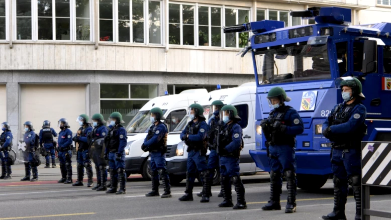 Grand Conseil approuve canon à eau pour la police bernoise