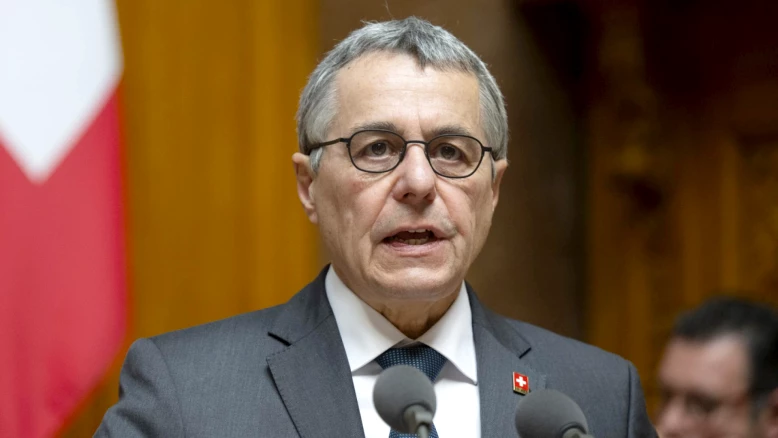 Sénateurs maintiennent un contre-projet pour la neutralité suisse