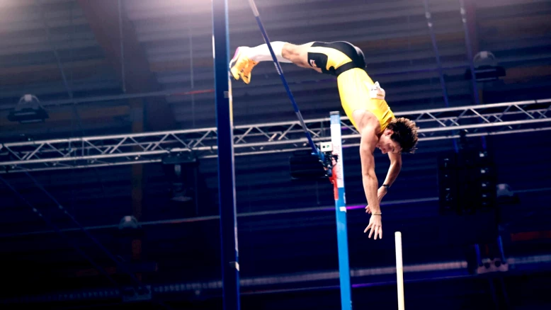 Armand Duplantis franchit 6,31 m à Uppsala, 15e record du monde