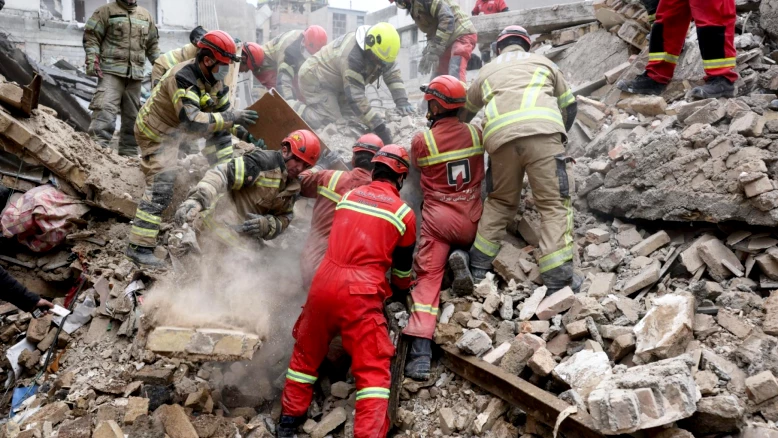 Dirigeants iraniens manifestent à Téhéran malgré les bombardements