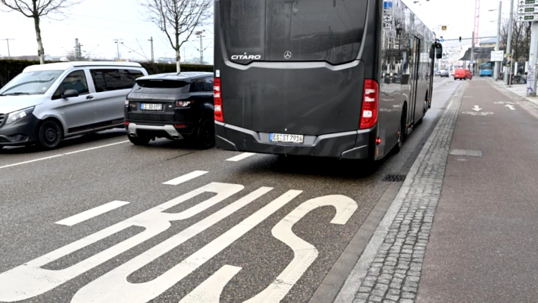 Adolescent de 15 ans vole un bus et dépose sa petite amie à l'école