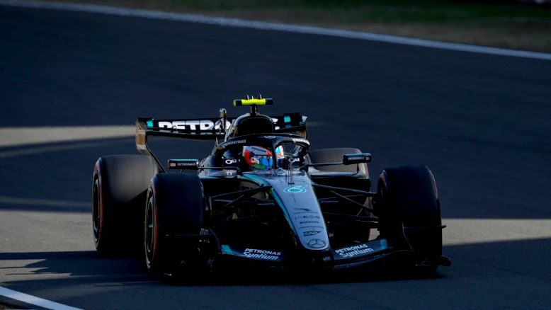 Kimi Antonelli signe sa première pole à Shanghai, le plus jeune en F1