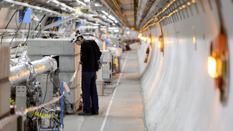 CERN : découverte d'un baryon similaire au proton à deux quarks charme