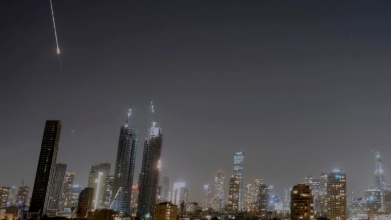 Deux tués par frappes iraniennes près de Tel-Aviv, débris et dégâts