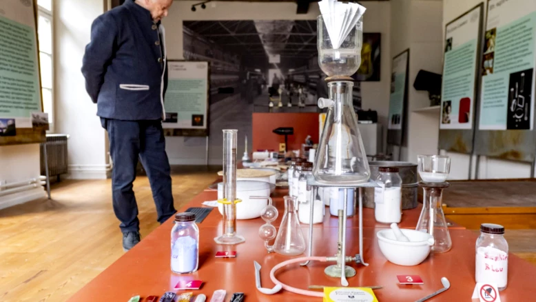 Le musée de Monthey rouvre avec l'expo Djeva sur pierres synthétiques