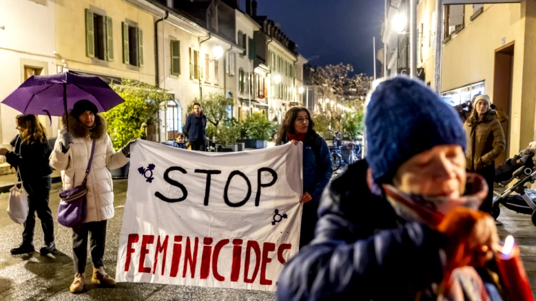 Carouge installe un banc rouge contre les violences faites aux femmes