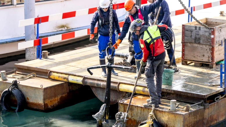 L'ancre du Montreux repêchée dans la rade de Genève