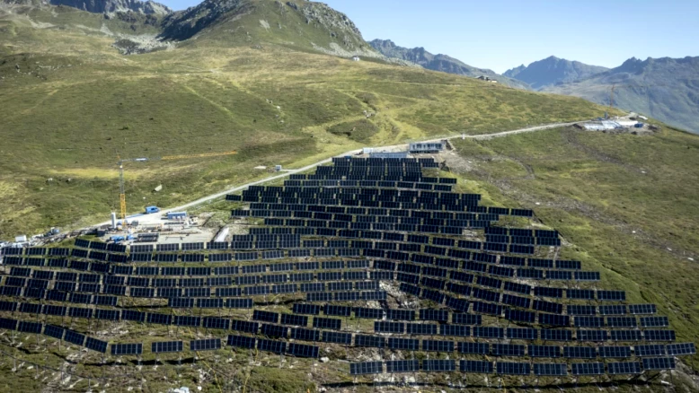Premier parc solaire alpin aux Grisons : Madrisa dépasse les attentes