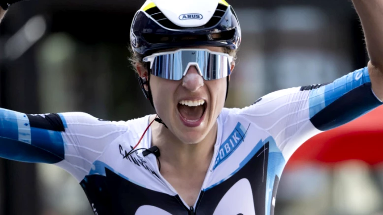 Marlen Reusser s'impose à travers la Flandre pour son retour