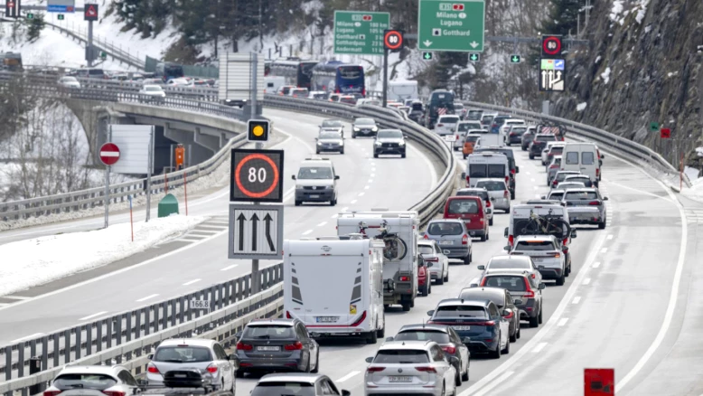 Fort trafic vers le sud : embouteillages au Gothard avant Pâques