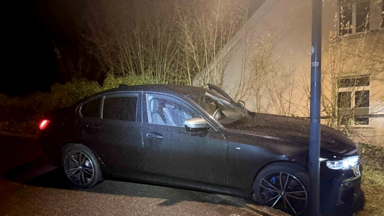 Turgi (AG) : BMW volée percute un lampadaire, deux voleurs arrêtés