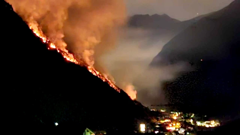 Hélicoptères de l'armée en aide contre l'incendie de forêt à Brusio