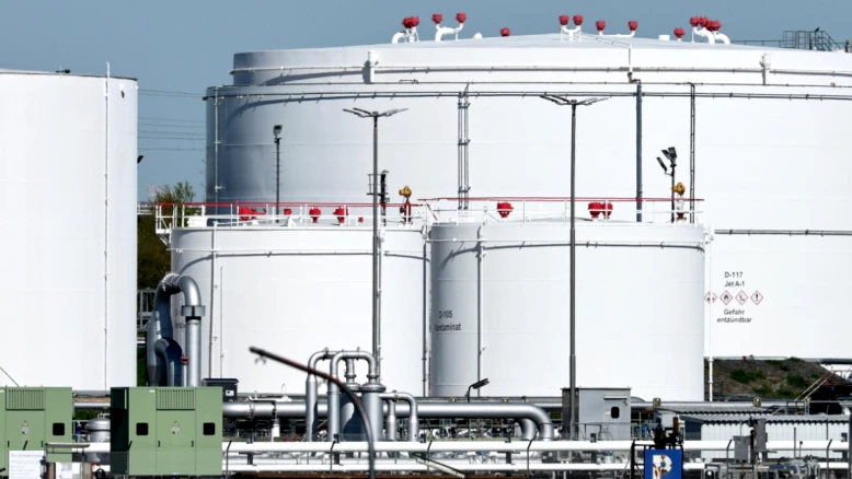 Le pétrole recule après le cessez-le-feu en Iran, sous 100 dollars