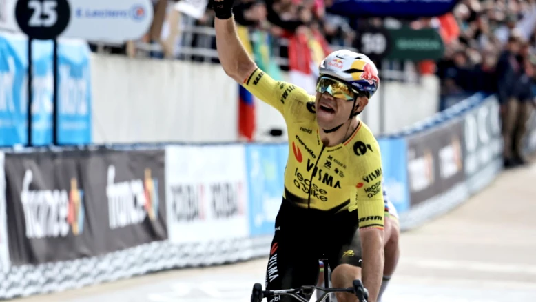 Wout van Aert domine Pogacar sur les pavés de Paris-Roubaix