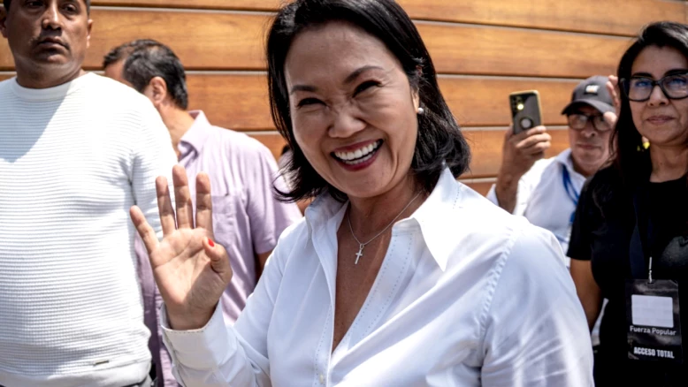 Pérou : Fujimori en tête, bureaux de vote rouvrent lundi après ratés