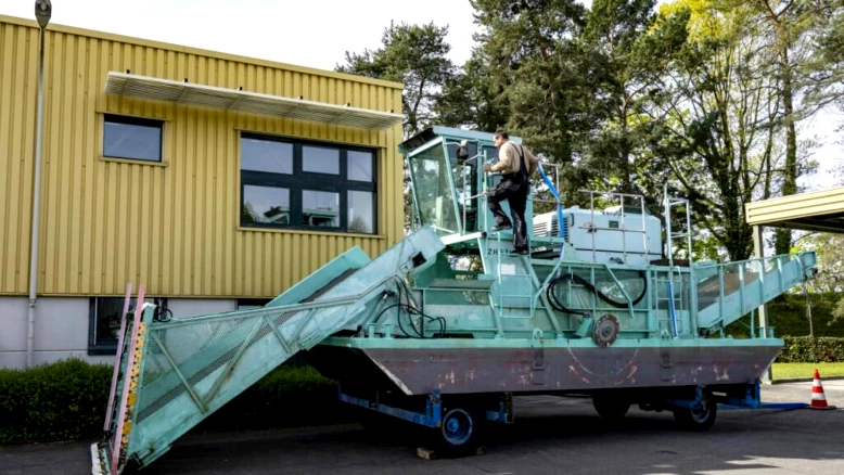 La faucardeuse zurichoise Seekuh reprend du service à Morges