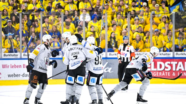 Fribourg-Gottéron s'impose à Davos en finale, coach challenge décisif