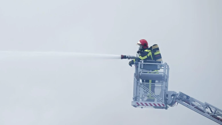 Gros incendie à Saxon (Valais) : dépôt en feu et forte fumée