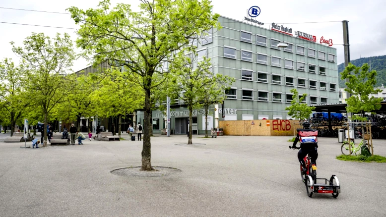 460 places de stationnement vélo derrière la gare de Bienne assainies