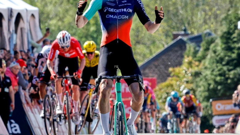 Paul Seixas, 19 ans, remporte la Flèche Wallonne devant Mauro Schmid