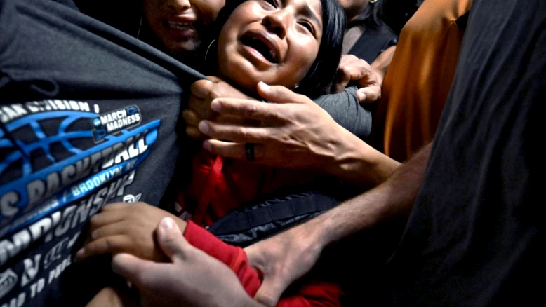 La photo d'une famille de migrants séparée par l'ICE primée