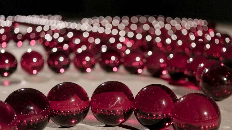 Le verre au-delà de la matière : rétrospective du Cirva au Musée Ariana