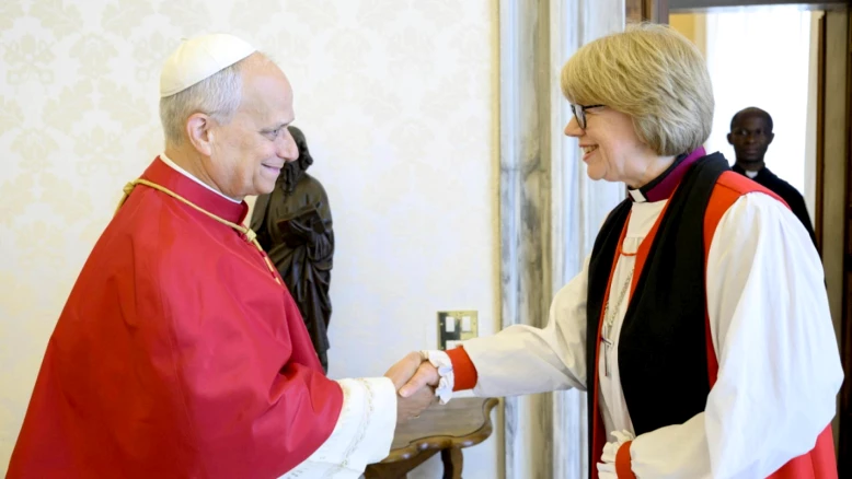 Le pape reçoit la première femme à diriger les anglicans