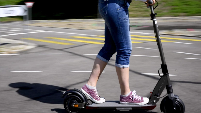 Trottinette trafiquée séquestrée à Broc : roulait à 127 km/h