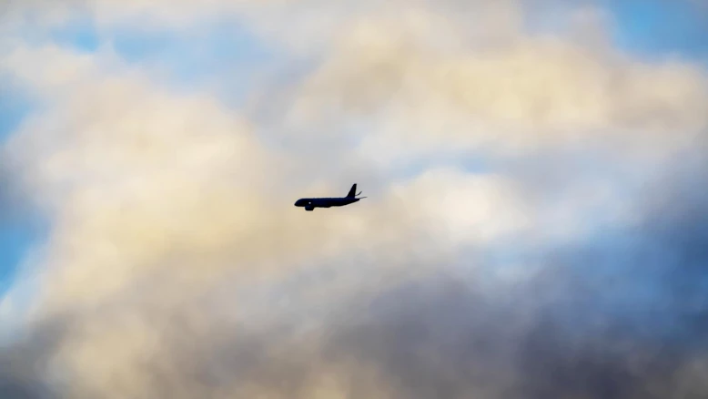 Initiative suisse pour taxer les avions et financer le train