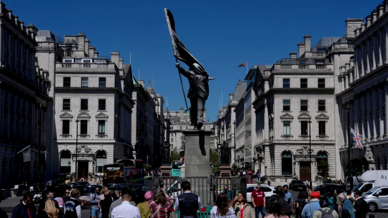 Statue installée à Waterloo Place : 'Banksy' griffonné sur le socle