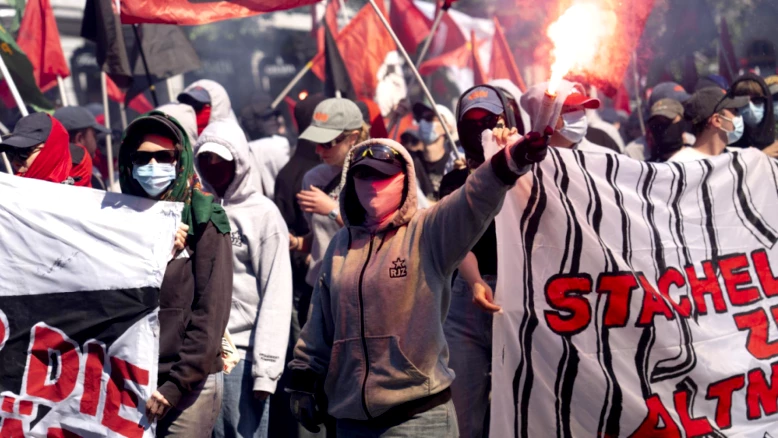 1er mai à Zurich : manifestation non autorisée, un motard agressé