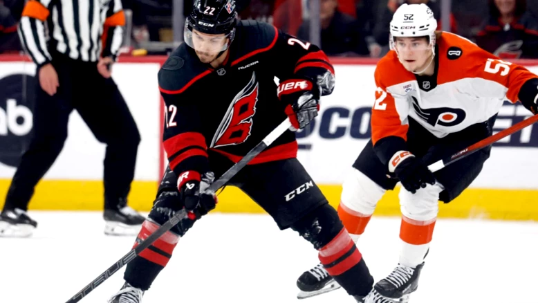 Logan Stankoven scelle la victoire des Hurricanes 3-0 sur les Flyers
