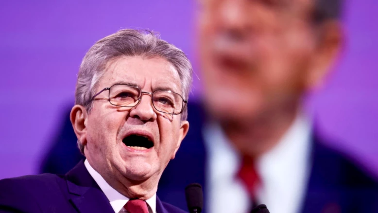 Jean-Luc Mélenchon officialise sa candidature à la présidentielle 2027
