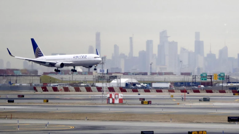 Un avion United Airlines heurte un camion et un lampadaire à Newark