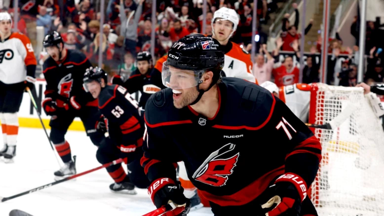 Carolina bat Philadelphie en prolongation et signe son 6e succès