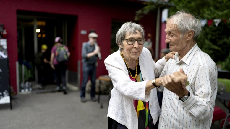 Cours de danse pour seniors en plein essor, soirées disco prisées